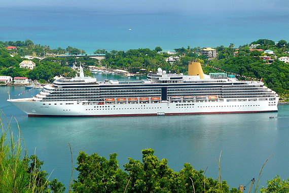El espectacular buque Arcadia en St. Lucia (Caribe)